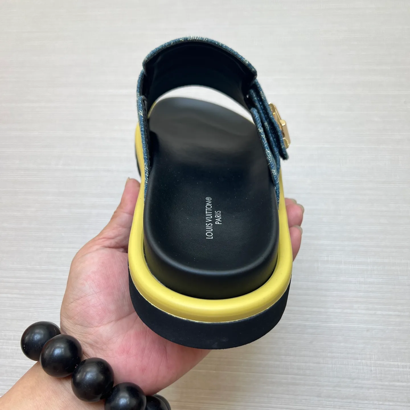 Factory price: 360💰【LOUIS VUITTON】Louis Vuitton, LV printing, men's and women's slippers are on the market, drawer box packaging with cloth bag, card, the upper pattern looks very soft and waxy, super versatile leg slimming artifact. Fabric: imported denim/canvas/old fabric, LV hardware LOGO, official website pattern printing, comfortable to wear, foot pads: high elastic men's shoes💰U water table. Sole: foam sole, heel height: about 5cm. Code number: 35-46, 35, 45, 46 are custom-made and non-returnable. Color: multiple colors and styles available.